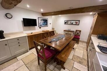 The Horners   Log Burner, Cheshire Village, Parking, Walks, Aga, Dogs
