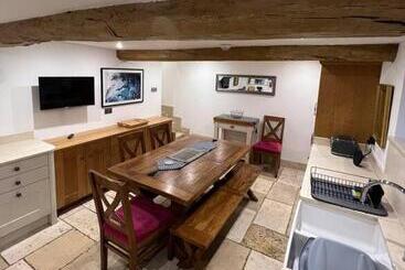 The Horners   Log Burner, Cheshire Village, Parking, Walks, Aga, Dogs