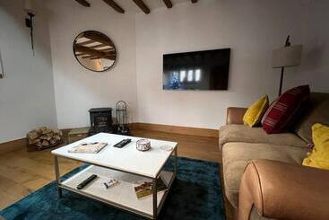 The Horners   Log Burner, Cheshire Village, Parking, Walks, Aga, Dogs