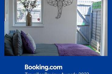 Tourist flats 121 Studio   Central Studio Apartment, Terrace & Full Kitchen   Airport & Train Shuttle