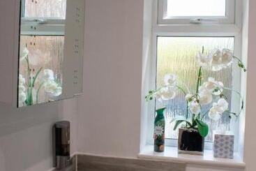 121 Studio Central Studio Apartment, Terrace & Full Kitchen Airport & Train Shuttle