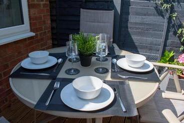 121 Studio   Central Studio Apartment, Terrace & Full Kitchen   Airport & Train Shuttle