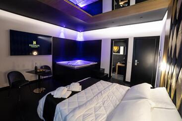 تختخواب و صبحانه Maximum Hub Suite&spa