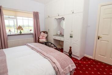 Pet Friendly Immaculate 2 Bed Cottage In Listowel