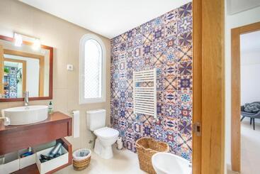 Spectacular And Stylish 2 Bed Aparment   Aa1711lt