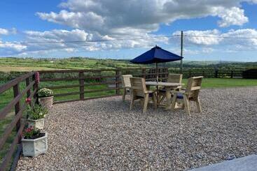 Sunny Bank  Countryside Escape With Private Hot Tub And Countryside Views