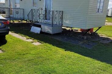 Beautiful 2 Bed Wigwam In Ingoldmells