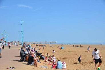 Beautiful 2 Bed Wigwam In Ingoldmells