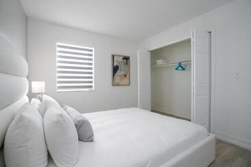 Blue Door Duplex Renovated Parking And Designed