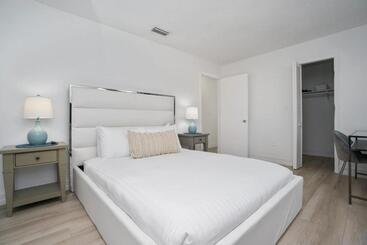 Blue Door Duplex Renovated Parking And Designed