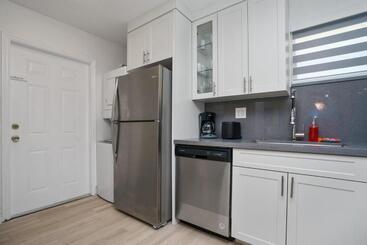Blue Door Duplex Renovated Parking And Designed