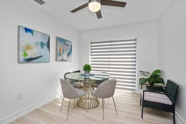 Blue Door Duplex Renovated Parking And Designed