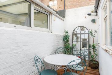 Central Quiet Cottage. Walk To Shops, Bars & Beach