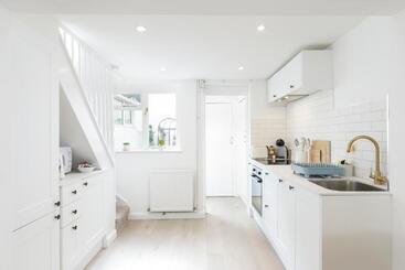 Central Quiet Cottage. Walk To Shops, Bars & Beach