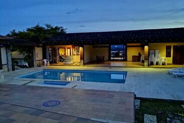 پانسیون Hostal Hollywood Inn Ii