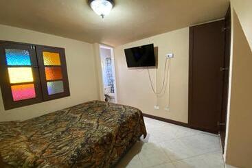 پانسیون Hostal Hollywood Inn Ii