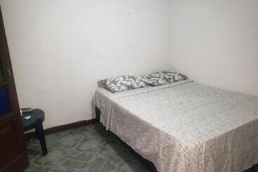 پانسیون Hostal Hollywood Inn Ii
