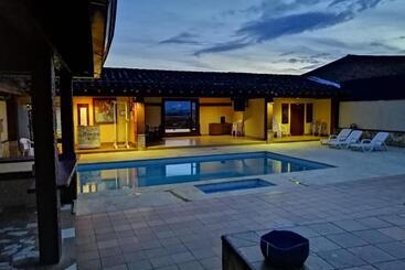 پانسیون Hostal Hollywood Inn Ii
