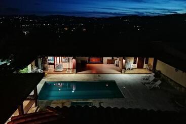 پانسیون Hostal Hollywood Inn Ii