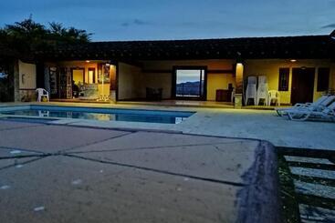 پانسیون Hostal Hollywood Inn Ii