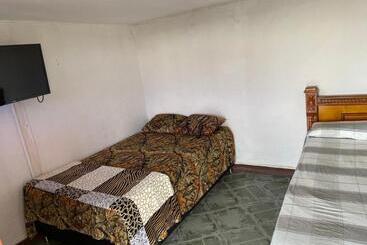 پانسیون Hostal Hollywood Inn Ii