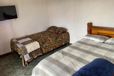 پانسیون Hostal Hollywood Inn Ii