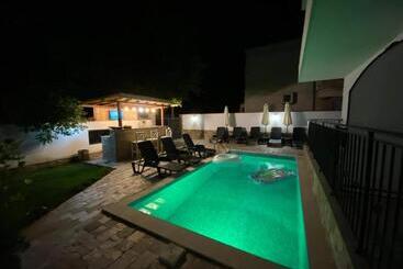 پانسیون Villa Aqua Family