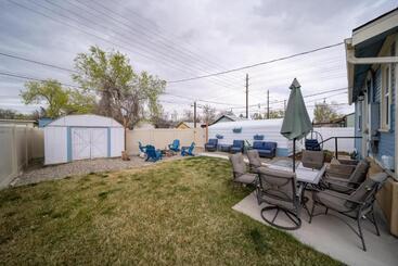 Relax At This Charming And Cozy Downtown Retreat