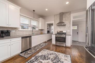 Relax At This Charming And Cozy Downtown Retreat