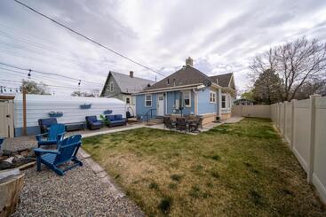 Relax At This Charming And Cozy Downtown Retreat