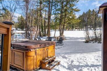 The Matterhorn I Hottub I Ping Pong I Chalk Wall