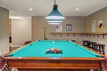 The Sleeping Moose I Fireplace I Pool Table I Tv