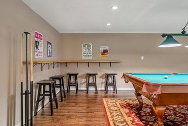 The Sleeping Moose I Fireplace I Pool Table I Tv