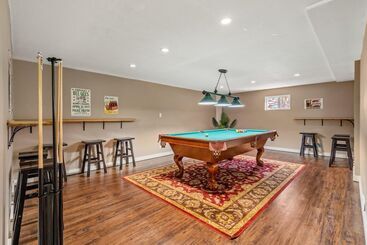 The Sleeping Moose I Fireplace I Pool Table I Tv
