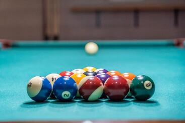 The Sleeping Moose I Fireplace I Pool Table I Tv