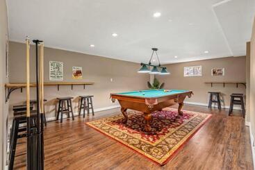 The Sleeping Moose I Fireplace I Pool Table I Tv