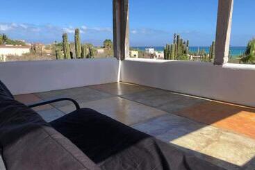 هتل Casa Arrecife Dorado Suite, Fast Wifi & Balcony! Beach Is Steps Away!