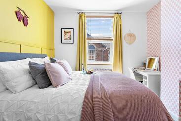 ツーリストアパートメント The Terrace   Light, Bright Characterful Coastal Home With Parking Near Beaches