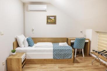 Grand Park Rooms & Apartments