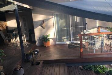 דירות לתיירים Self Contained Apartment, Queen Bed, Own Deck & Great Views