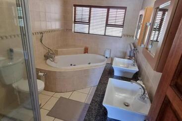 Fish Eagle Manor, Warmbaths