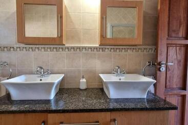 Fish Eagle Manor, Warmbaths