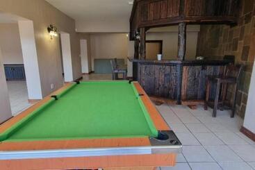 Fish Eagle Manor, Warmbaths