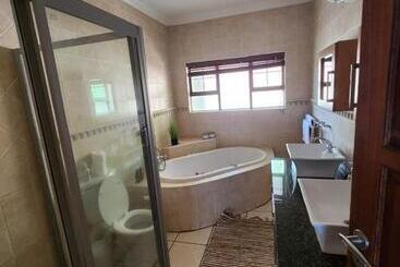 Fish Eagle Manor, Warmbaths