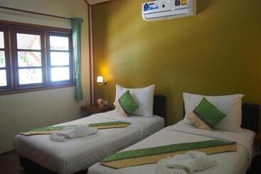 استراحتگاه Chareena Beachside