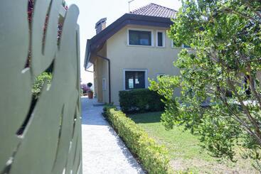 Villa Rolls Porzione Di Villa Con Piscina,giardino E Parcheggi