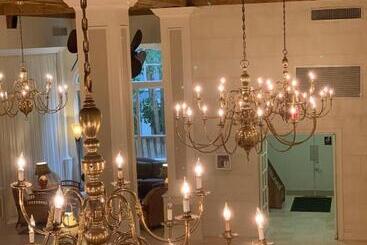 Palm Beach Historic Hotel With Juliette Balconies! 2 Blocks From Beach!
