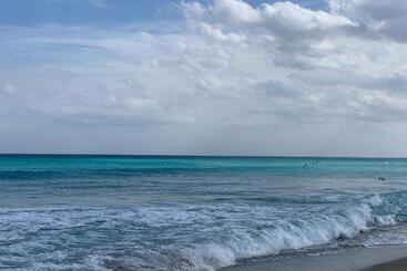 Palm Beach Historic Hotel With Juliette Balconies! 2 Blocks From Beach!