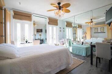 Palm Beach Historic Hotel With Juliette Balconies! 2 Blocks From Beach!