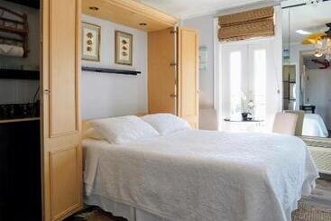 Palm Beach Historic Hotel With Juliette Balconies! 2 Blocks From Beach!